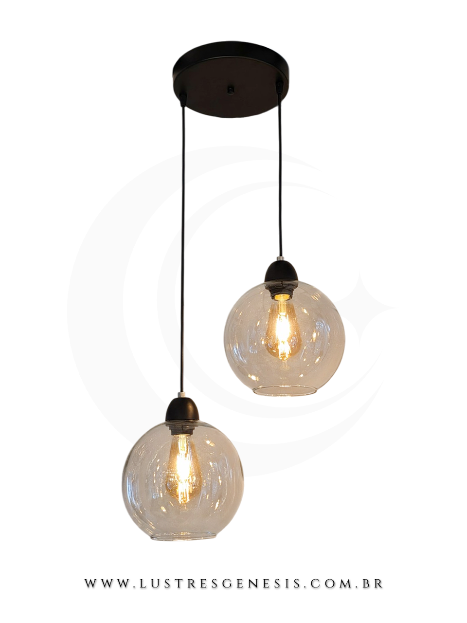 Lustre pendente Sarvah com 3 globos de vidro, instalado em sala de estar pr&oacute;xima &agrave; escada, destacando design moderno e sofisticado.
